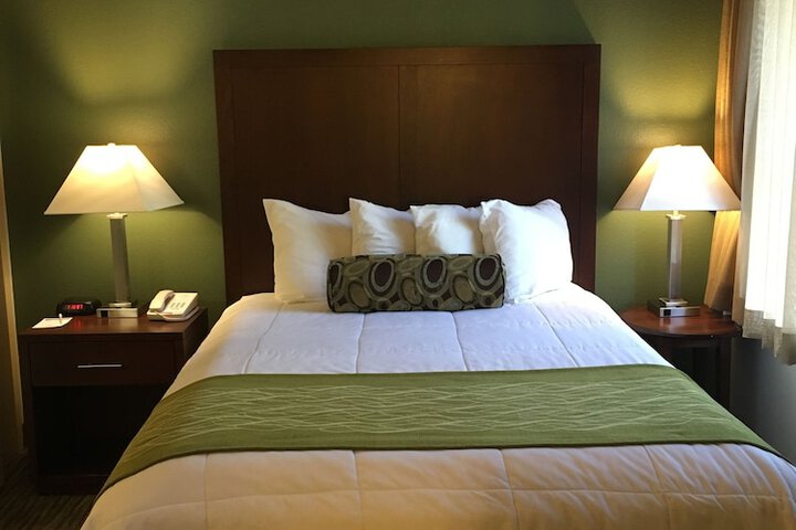 Suite Accessible Queen Size Bed (3 of 21)