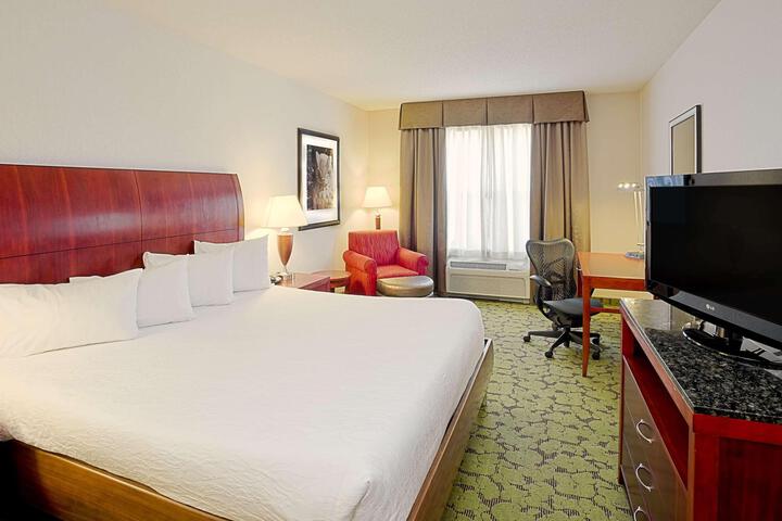 1 King Bed (5 of 21)