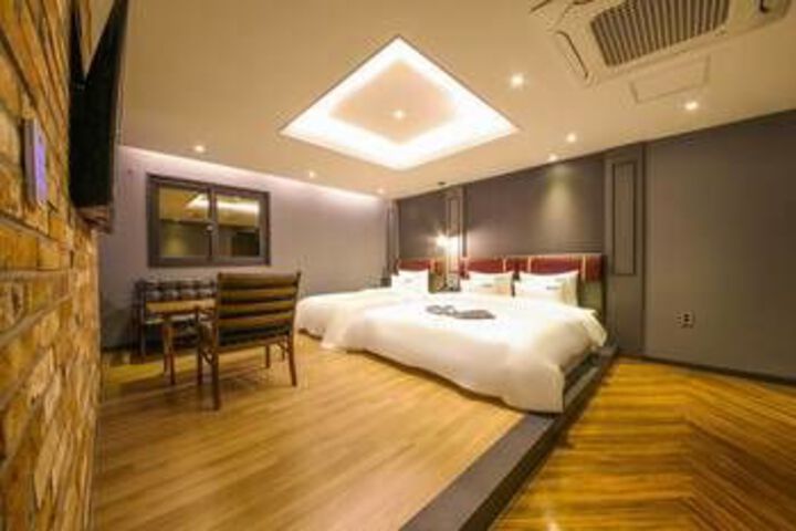 Room 10 of 16