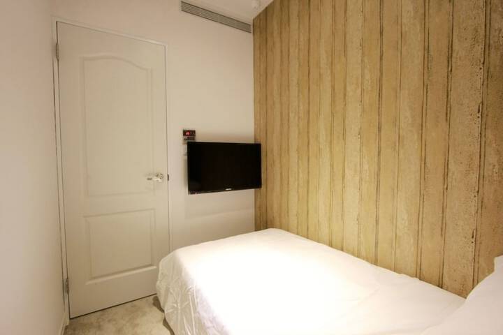 Room 10 of 80