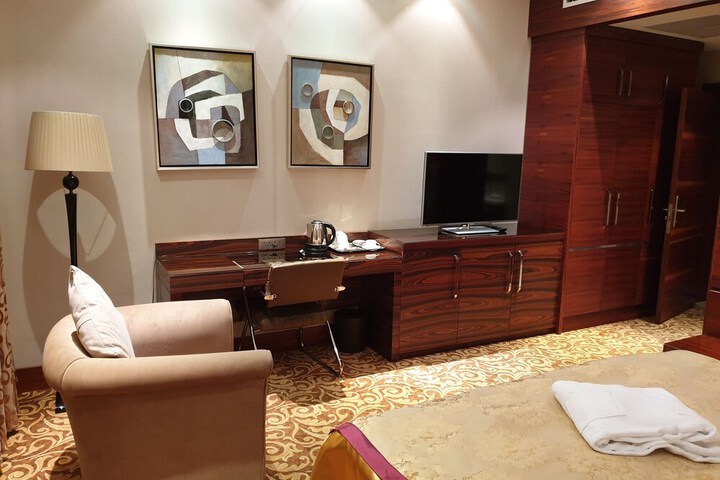 Room 9 of 48