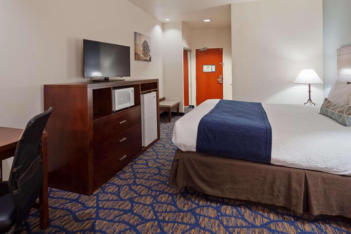 Accessible 1 King Accessible Bathtub Microwave, Refrigerator WiFi Full Breakfast (3 of 13)