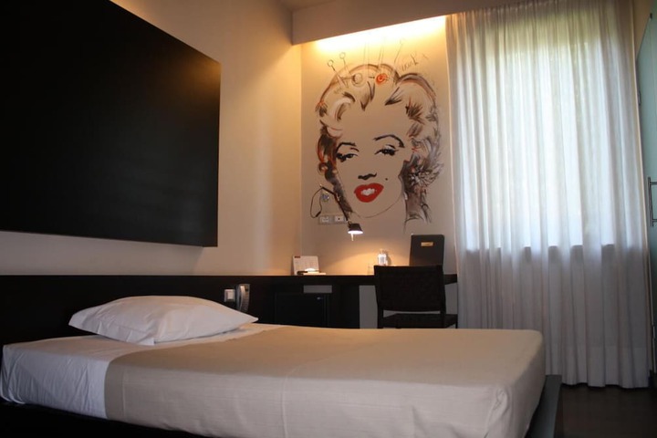 Room 13 of 32