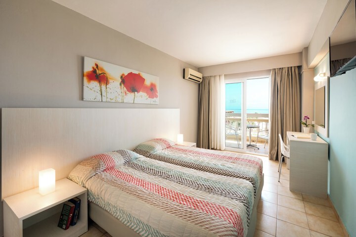 Room 6 of 90