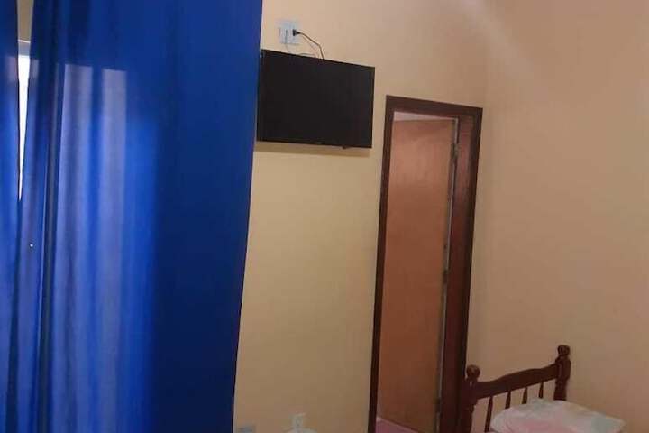 Room 13 of 33