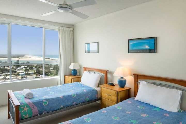 Room 3 of 136