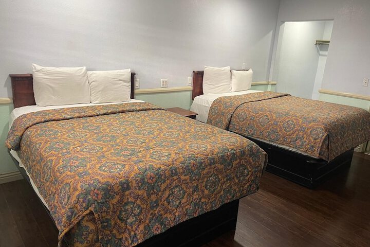 1 Queen Bed (3 of 12)