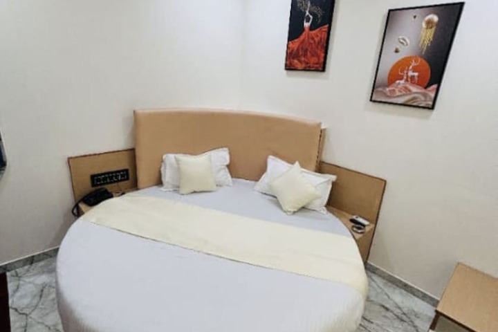 Room 4 of 25