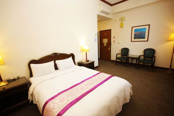 Room 10 of 33