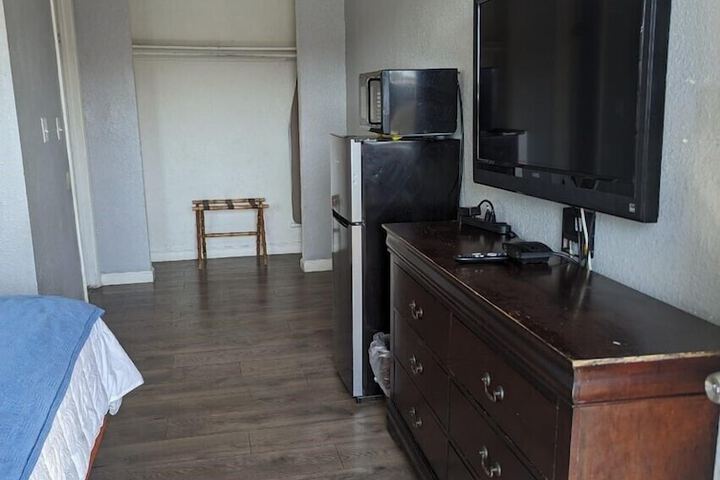 Room 3 of 6