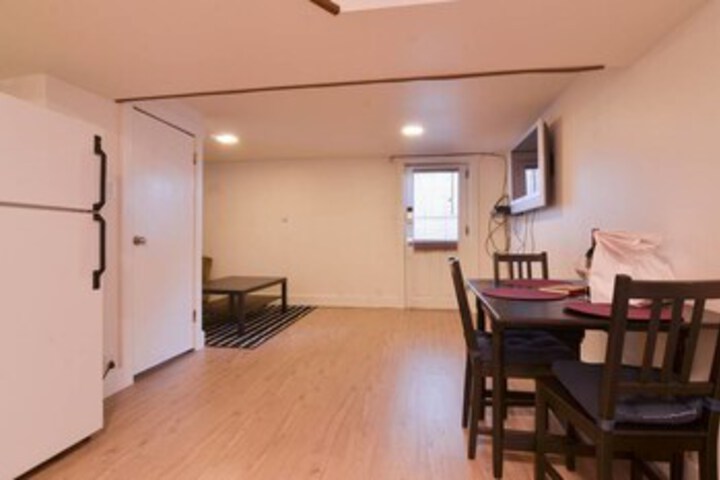 Room 3 of 8