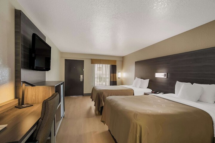 2 Double Beds (4 of 10)