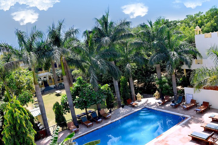 Hotel Pool
