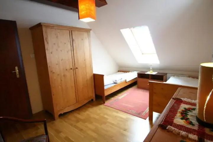 Room 2 of 10