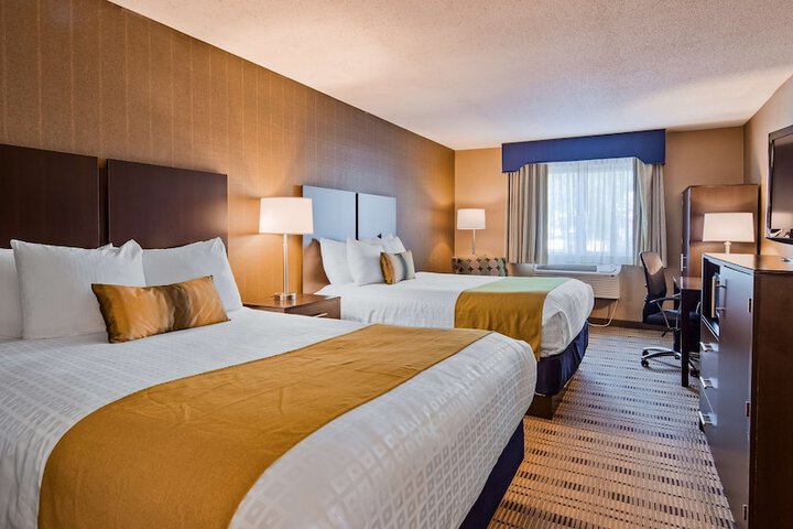 2 Queen Beds Microwave and Refrigerator WiFi Full Breakfast (3 of 12)