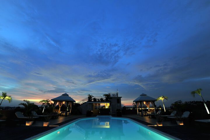 Hotel Pool