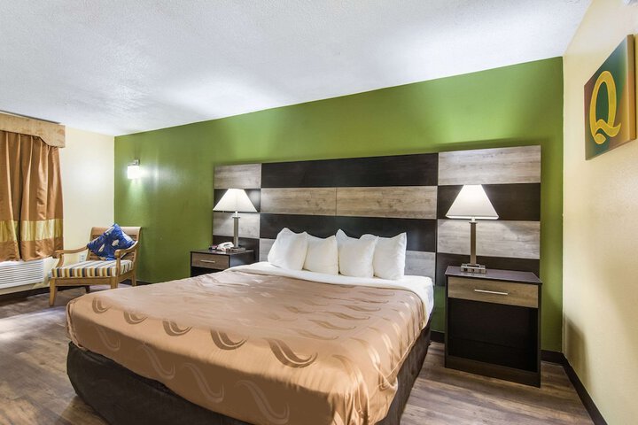 1 King Bed (4 of 7)