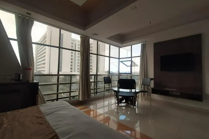 Room 5 of 16