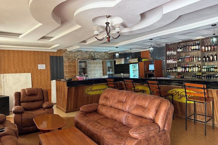 Lounge 18 of 44