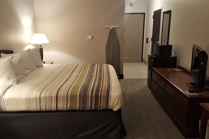 1 King Bed (9 of 17)