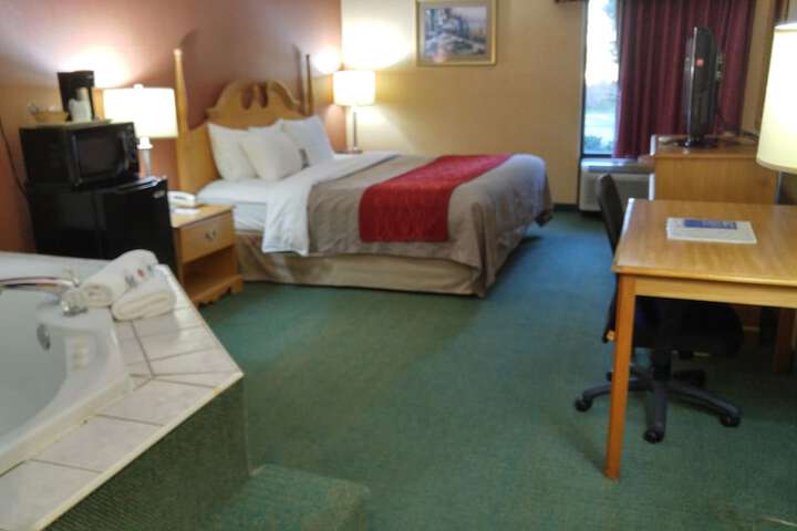 1 King Bed Accessible (23 of 32)