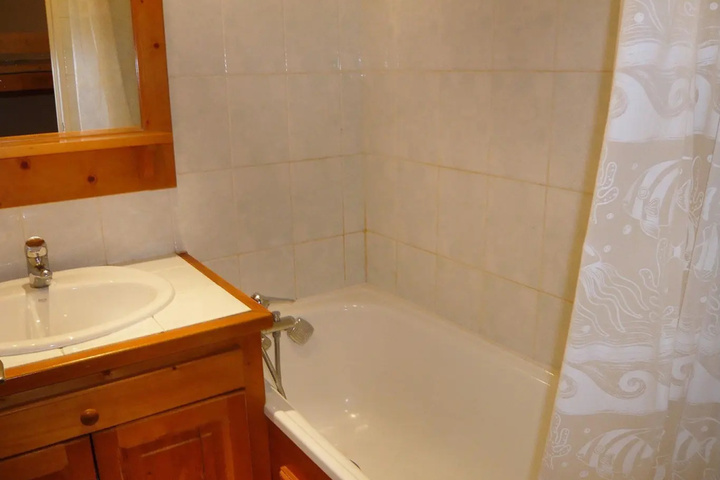 Room 4 of 8