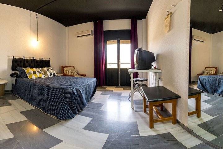 Room 10 of 13