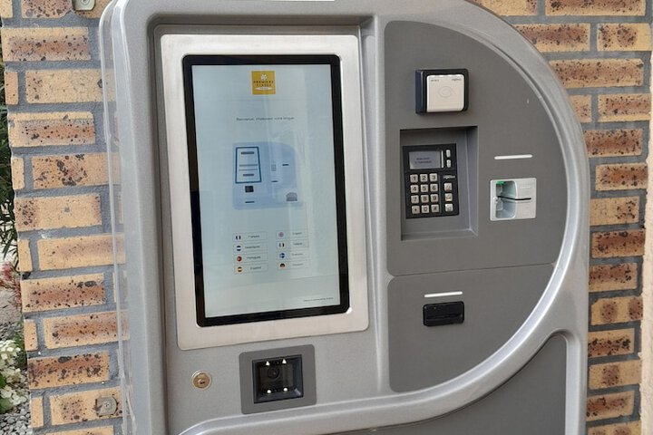 Check-in/check-out kiosk