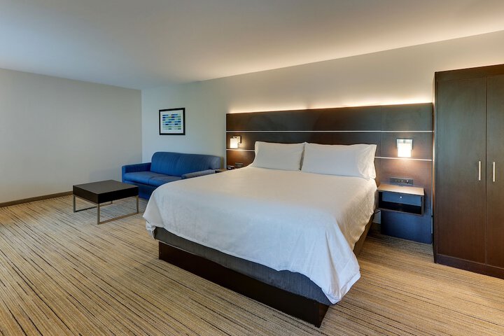 1 King Bed Suite (2 of 12)