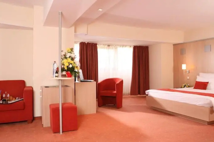 Room 4 of 9