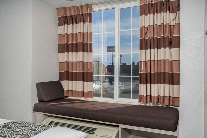 1 Queen Bed Accessible Room (14 of 20)