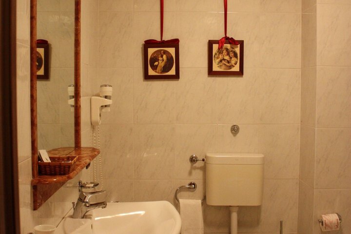 Room 26 of 38