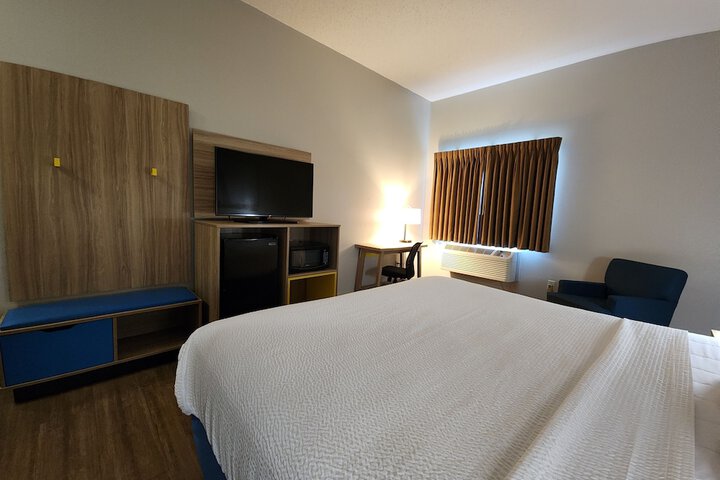 1 King Bed (4 of 9)