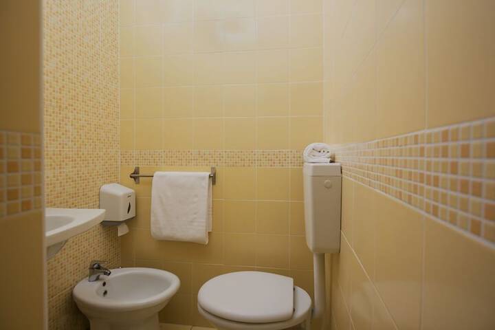 Room 7 of 16