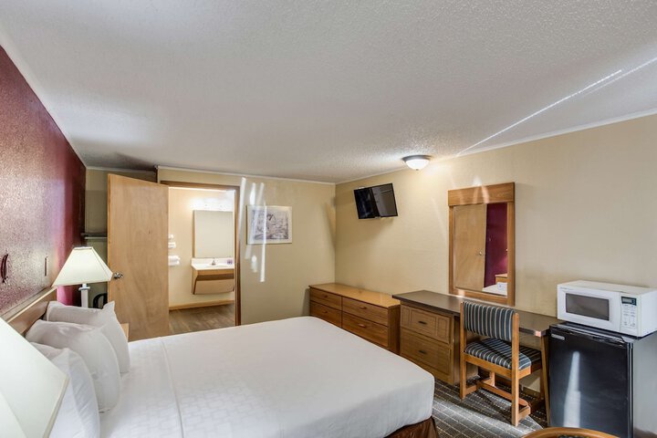 1 Queen Bed (13 of 19)