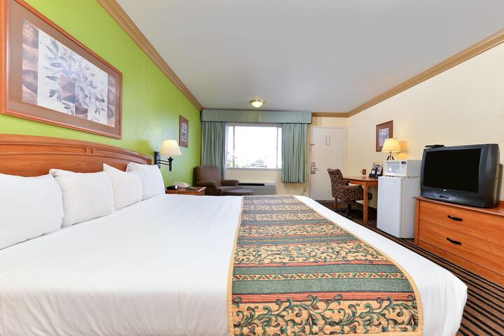 1 King Bed (4 of 9)