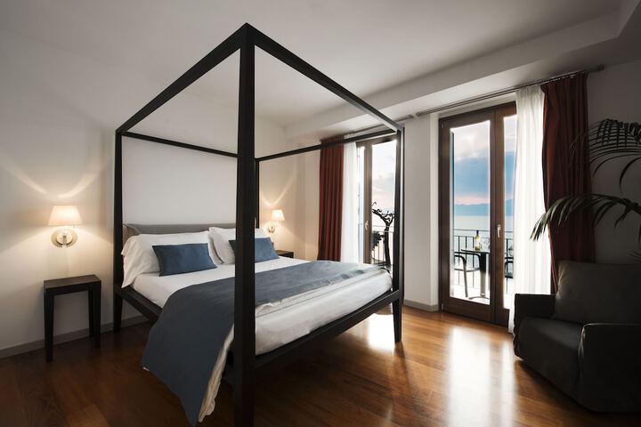 Room 4 of 42