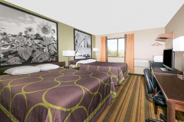 2 Queen Beds (5 of 13)
