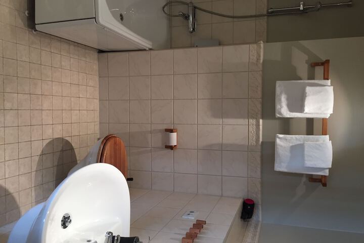 Room 6 of 12