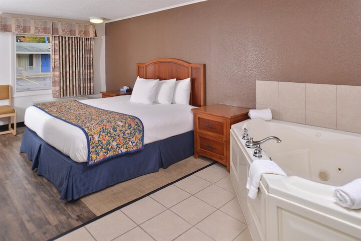 1 King Bed Jetted Tub (5 of 5)