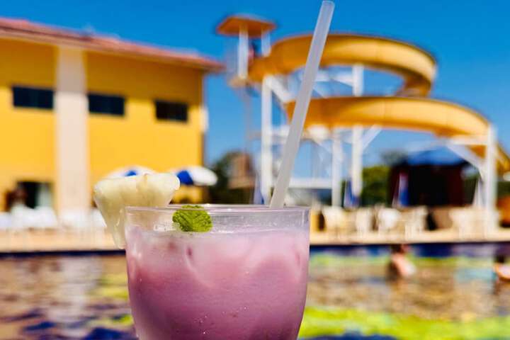 Swim-up bar