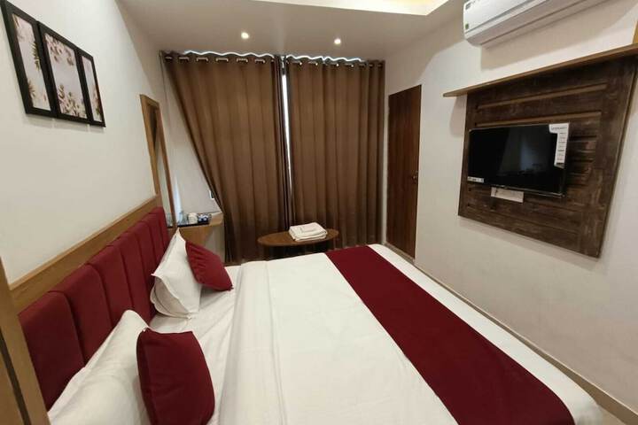 Room 6 of 28