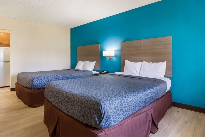 Studio 2 Queen Beds Kitchenette (6 of 16)