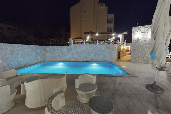 Pool 17 of 42