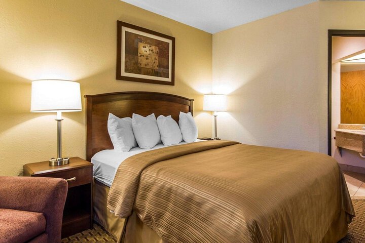 1 Queen Bed (2 of 12)