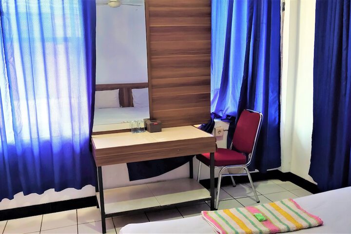 Room 5 of 16
