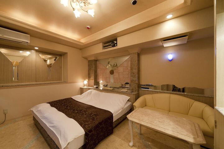 Room 8 of 33
