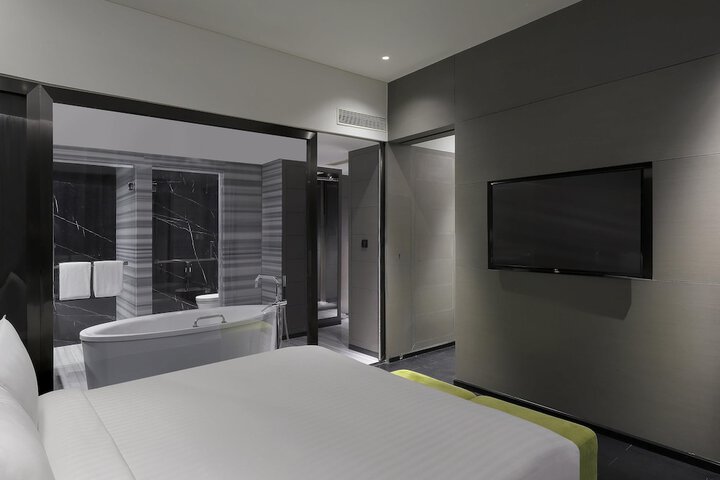 Room 8 of 68
