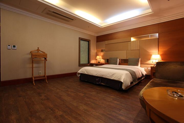 Room 5 of 37