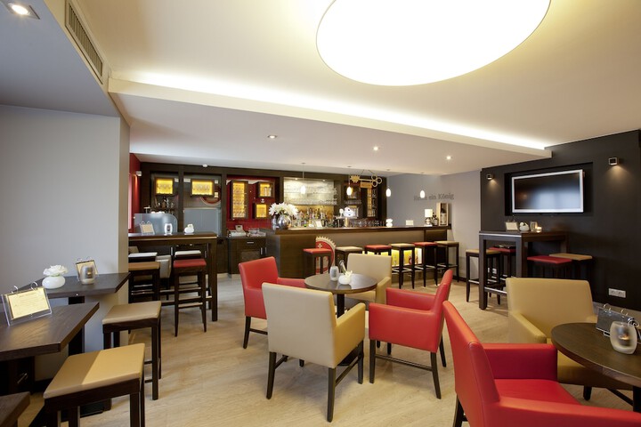Lounge 42 of 58